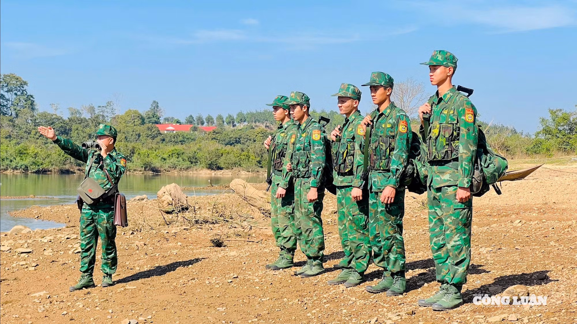 Dịp trước và trong Tết, Ban Chỉ huy Đồn Biên phòng Ia O đã tăng cường tổ chức tuần tra nhiều hơn, dày hơn nhằm kiểm soát chặt chẽ người và phương tiện ra vào khu vực biên giới cũng như kịp thời phát hiện những hành vi vi phạm chủ quyền, an ninh biên giới (ảnh Trần Hiền)