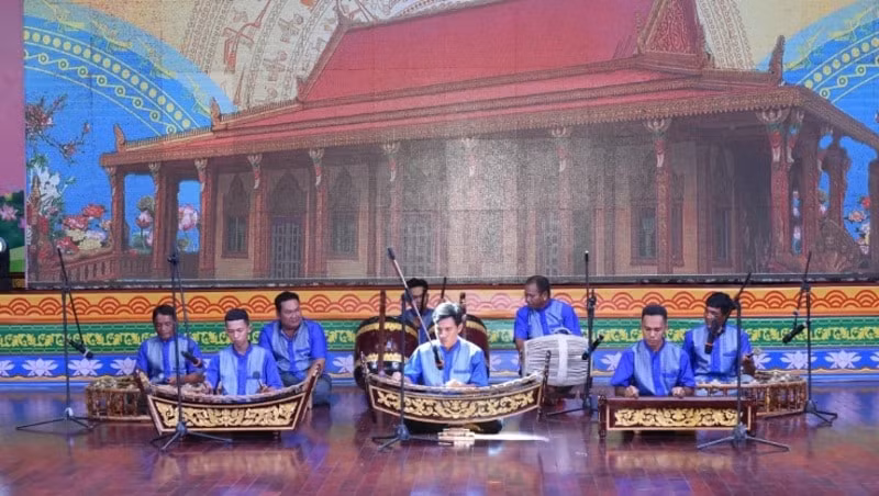300 dien vien nhac cong tham du hoi dien nghe thuat quan chung tinh soc trang hinh 1