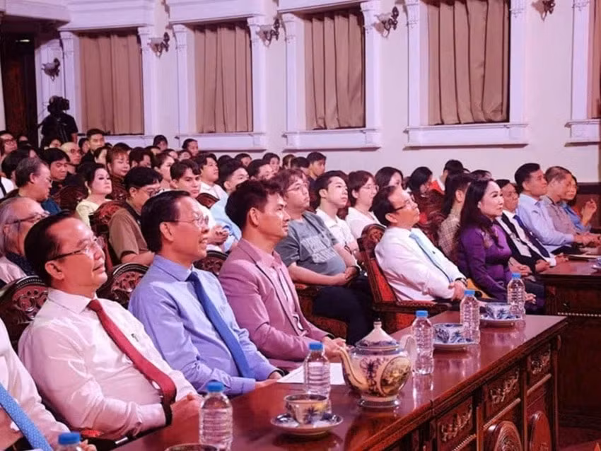 tphcm lan dau tien to chuc lien hoan san khau voi su co mat cua nhieu nghe sy noi tieng hinh 1