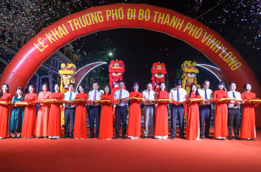 vinh long khai truong tuyen pho di bo tai du an cua tt group hinh 1