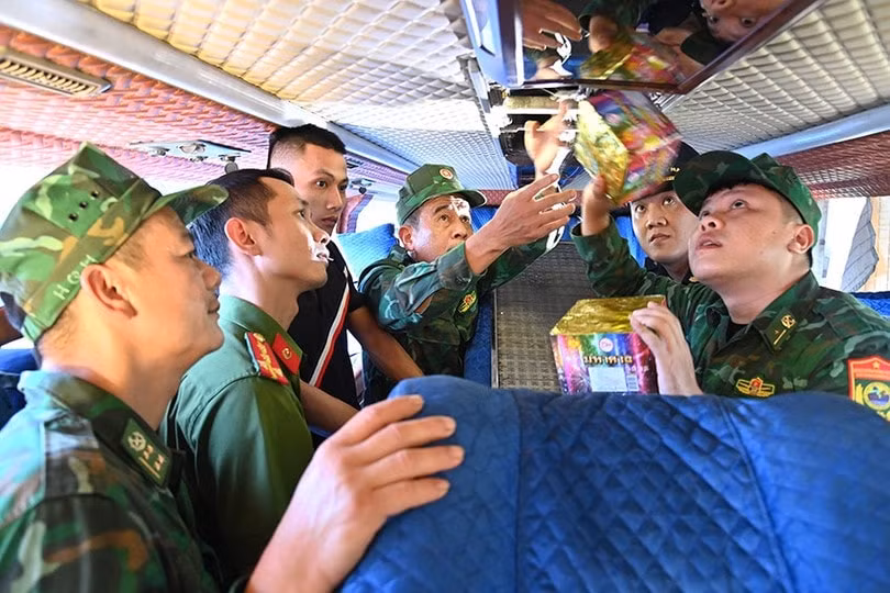 tu che khoang tren tran xe khach de cat hon 200 kg phao qua bien gioi o ha tinh hinh 1