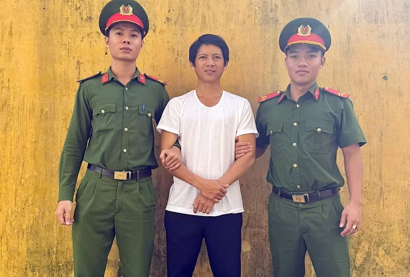 bat ga dan ong si tinh om can xang 5 lit doa giet ca nha nguoi yeu cu hinh 1