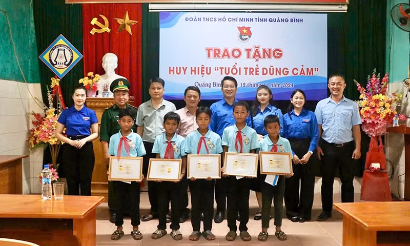 trao huy hieu tuoi tre dung cam cho 5 hoc sinh cuu nguoi duoi nuoc o quang binh hinh 1