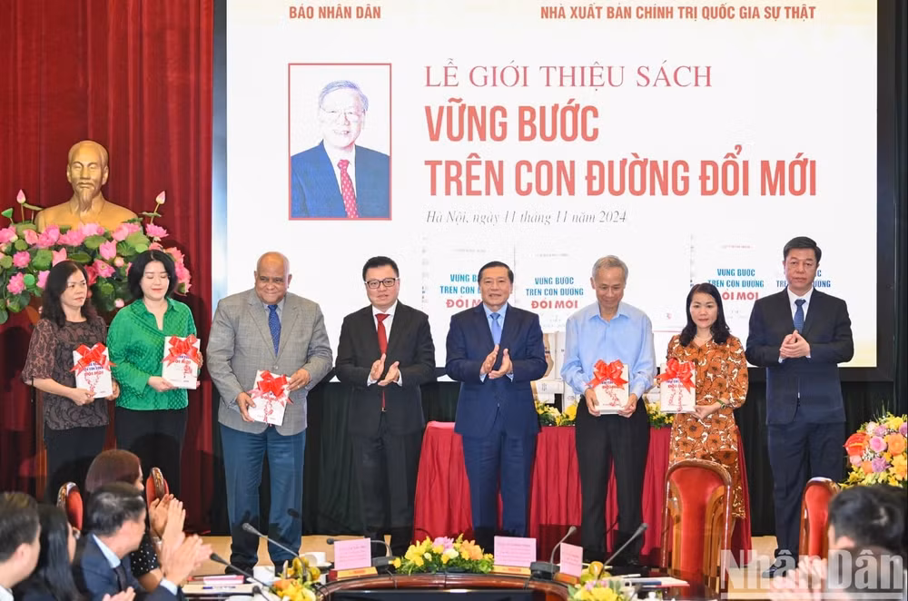 ra mat sach vung buoc tren con duong doi moi cua co tong bi thu nguyen phu trong hinh 3
