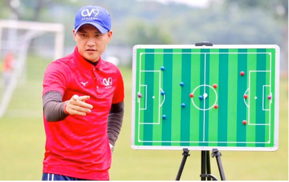 cong vinh bat ngo dang dan phu nhan lam tro ly hlv cho song lam nghe an hinh 1