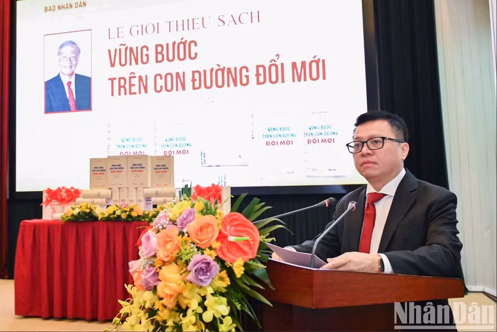 ra mat sach vung buoc tren con duong doi moi cua co tong bi thu nguyen phu trong hinh 2