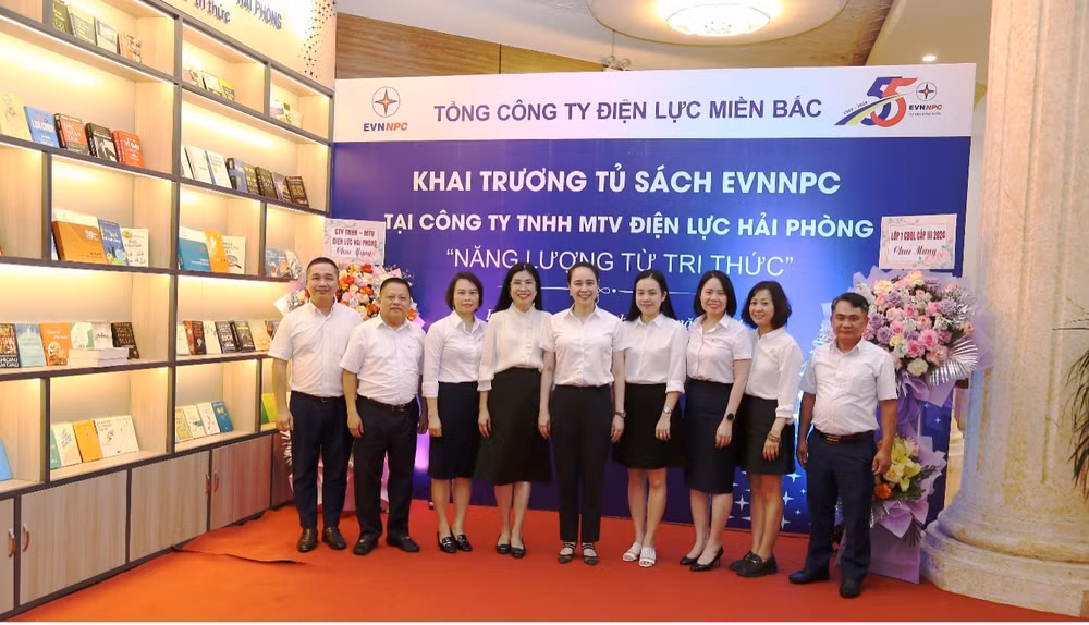 khai truong tu sach evnnpc nang luong tu tri thuc hinh 6
