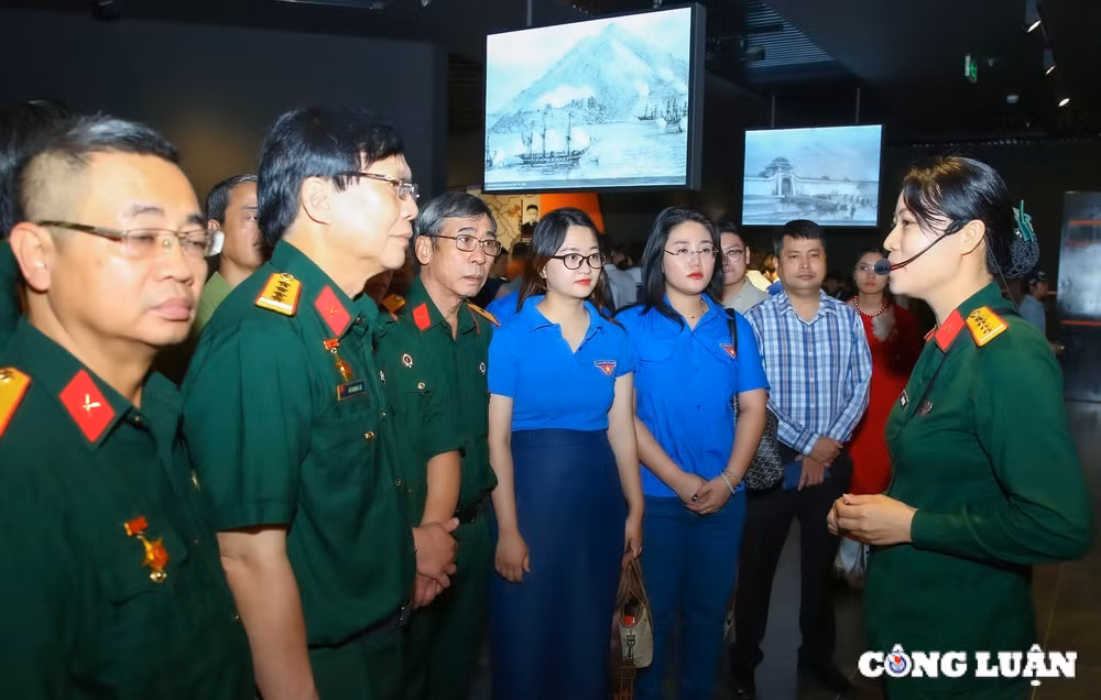 doan cong tac co quan trung uong hoi nha bao viet nam tham quan bao tang lich su quan su viet nam hinh 8