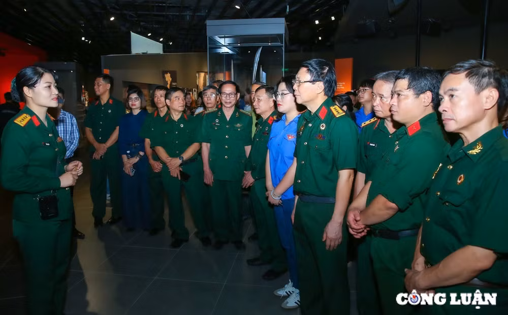 doan cong tac co quan trung uong hoi nha bao viet nam tham quan bao tang lich su quan su viet nam hinh 4