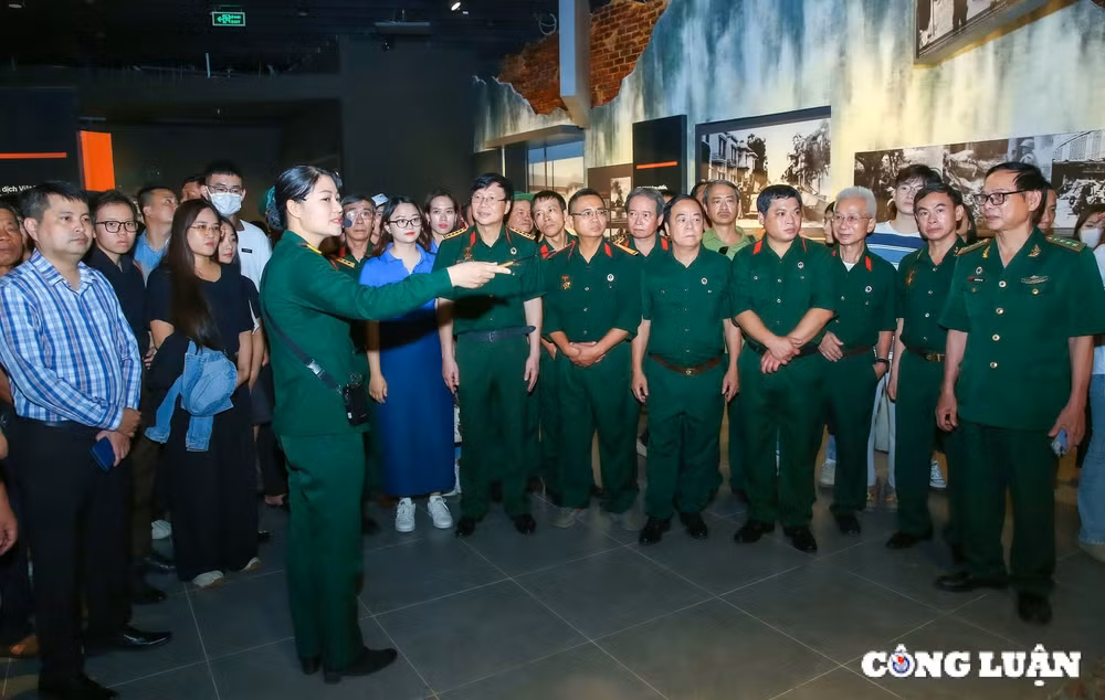 doan cong tac co quan trung uong hoi nha bao viet nam tham quan bao tang lich su quan su viet nam hinh 1