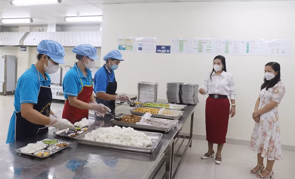 ha noi bao dam an toan thuc pham bep an ban tru truong thcs nguyen thi minh khai hinh 2