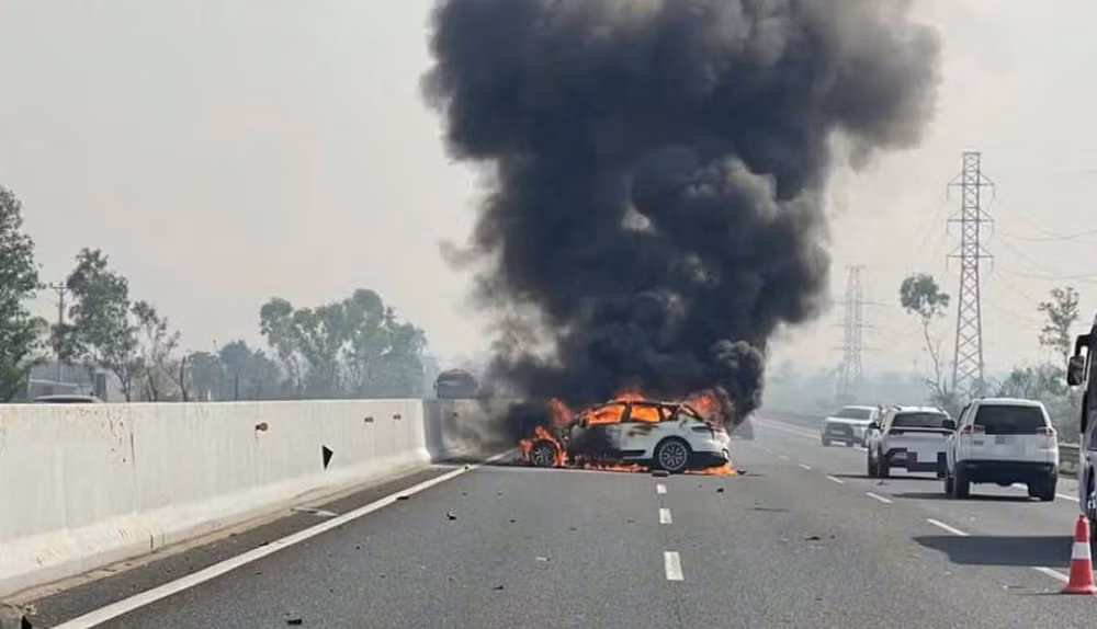xe porsche boc chay sau vu va cham tren cao toc ha noi hai phong hinh 1