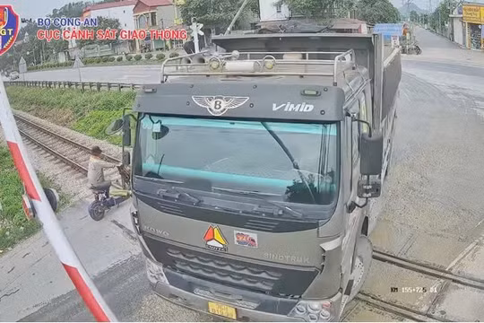 Phạt nặng hành vi vượt đường ngang đường sắt mất an toàn