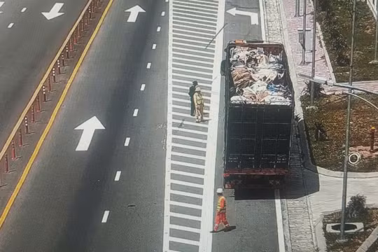 Ngăn chặn xe tải nghi làm rơi vật sắc nhọn trên cao tốc khiến nhiều phương tiện nổ lốp