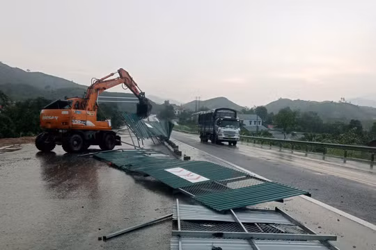 Khắc phục sự cố rào chắn bị cuốn ra mặt đường cao tốc Nội Bài - Lào Cai