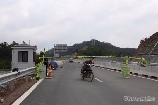 Bất chấp cảnh báo, người dân vô tư đi vào cao tốc Hữu Nghị - Chi Lăng đang thi công