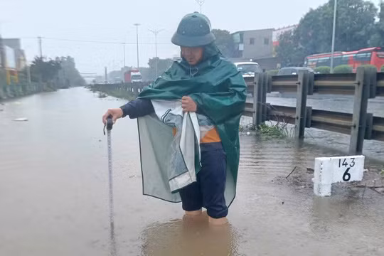 Đường sắt chuyển tải hành khách do khu gian Đò Lèn - Bỉm Sơn ngập nước