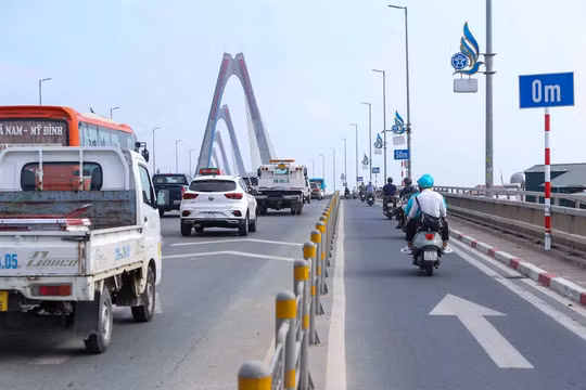 Hà Nội: Bổ sung biển báo, vạch xác định khoảng cách xe trên cầu Nhật Tân