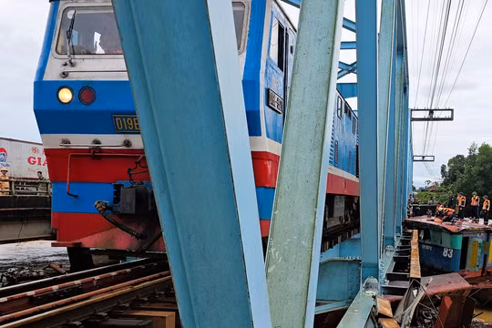 Khẩn trương xử lý sà lan mắc kẹt tại cầu đường sắt Mỹ Chánh