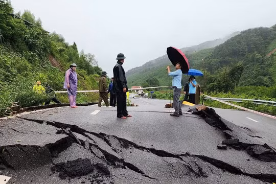 Hàng loạt tuyến quốc lộ, đường tỉnh bị sạt lở, ngập úng do mưa lũ
