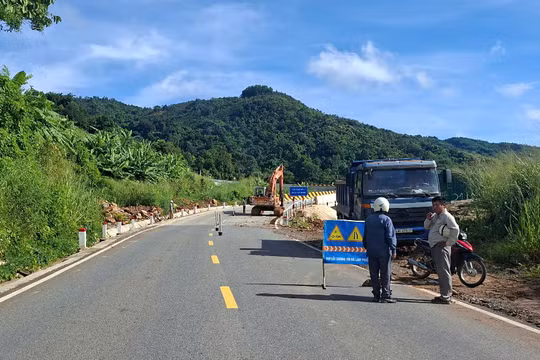 Mưa lớn gây sạt trượt, nứt đường trên Quốc lộ 28B