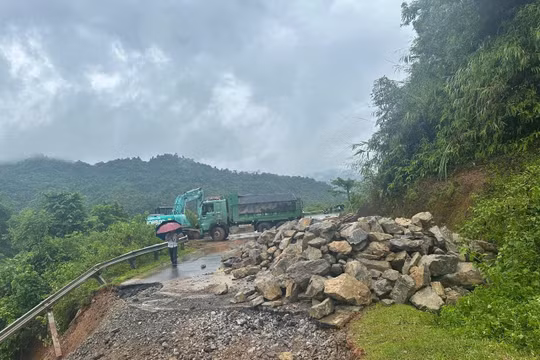 Mưa lũ phức tạp, tuyệt đối không cho người và phương tiện đi qua vị trí sạt lở