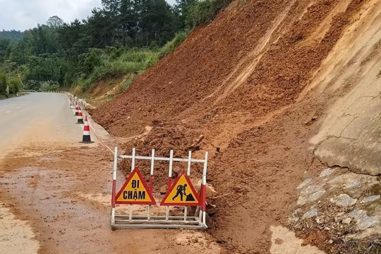 Mưa lớn gây sạt lở nhiều vị trí trên đường Hồ Chí Minh qua Thái Nguyên