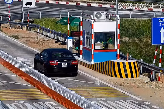 Phương tiện di chuyển thông suốt khi bắt đầu thu phí cao tốc Quảng Ngãi - Nha Trang