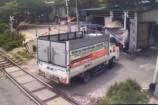 Hà Nội: Phạt 25 triệu đồng tài xế lùi xe tải làm hư hỏng cần chắn đường sắt