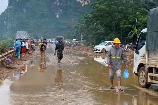 Nối lại các tuyến đường huyết mạch khu vực miền núi phía Bắc sau mưa lũ