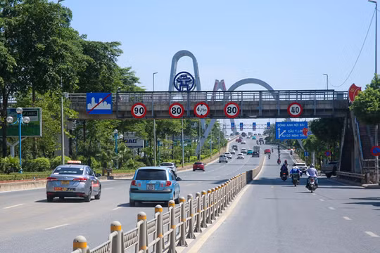 Bổ sung biển cảnh báo khoảng cách trên cầu Nhật Tân ngay trong tháng 9