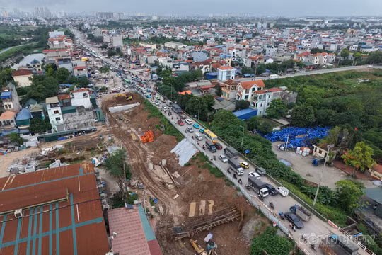 Quốc lộ 6 ùn tắc kéo dài, người dân chật vật di chuyển qua đại công trường