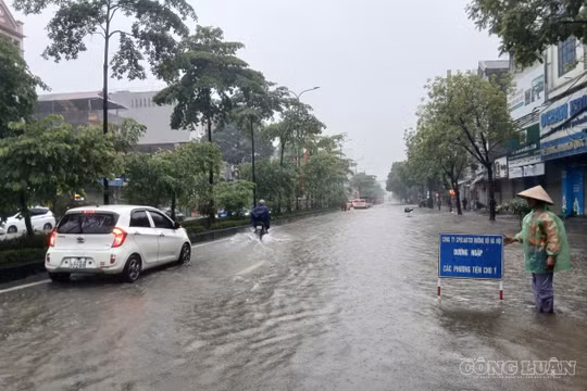 Hà Nội: Các đơn vị duy tu đường bộ ứng trực, bảo đảm giao thông giữa mưa ngập