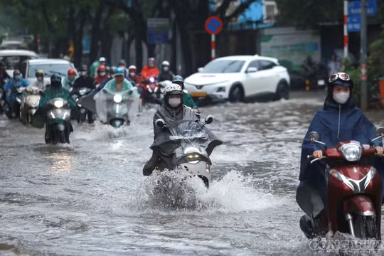 Lựa chọn lộ trình phù hợp, người dân hạn chế đi qua khu vực ngập sâu