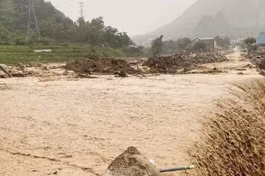 Công bố tình huống khẩn cấp về thiên tai, khắc phục hư hỏng Quốc lộ 279 và Quốc lộ 32