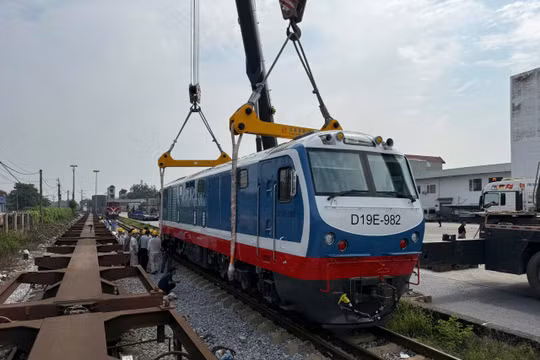 Đường sắt tiếp nhận đầu máy D19E với tốc độ lên đến 120 km/h