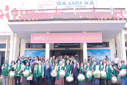 Chuyến tàu Di sản Hà Nội - Thái Nguyên chính thức lăn bánh