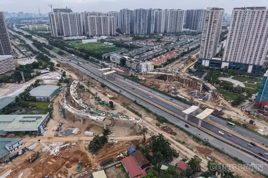 Nút giao khác mức đường Vành đai 3,5 với Đại lộ Thăng Long dần thành hình