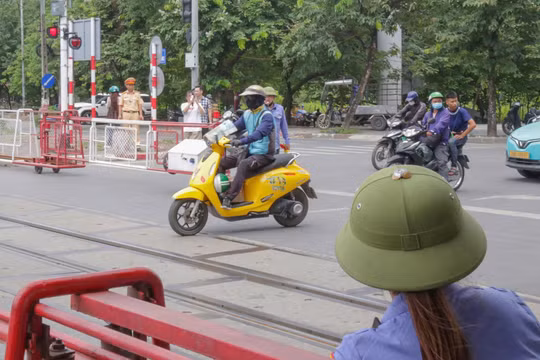Hà Nội: Hàng loạt lái xe vượt đường ngang đường sắt nguy hiểm bị xử lý