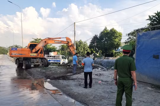 Bảo vệ hành lang an toàn giao thông trên đường Hồ Chí Minh