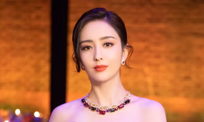Á hậu Tân Cương 2002 có sự nghiệp vững chắc nhưng tình duyên nhiều nghi ngại.
