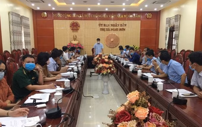 Ông Nguyễn Tiến Dũng - Chủ tịch UBND thị xã Nghi Sơn cho biết: Nhằm đảm bảo an toàn cho du khách khi về với khu du lịch Hải Hoà và một số điểm đến khác trên địa bàn thị xã, Ban Chỉ đạo Phòng chống dịch đã tăng cường công tác lãnh đạo, chỉ đạo, quản lý các cơ sở kinh doanh dịch vụ du lịch. Trong đó, yêu cầu các đơn vị thực hiện tốt 5K