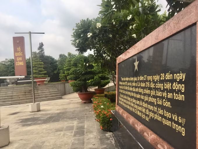 Trên hành trình tiến vào Sài Gòn ác liệt nhất là cầu Rạch Chiếc. Để giữ được cầu, tạo điều kiện cho Quân đoàn 2 tiến vào Sài Gòn, lực lượng biệt động và đặc công của ta hy sinh hơn 100 người - Ảnh: Bia tưởng niệm dưới chân cầu Rạch Chiếc.