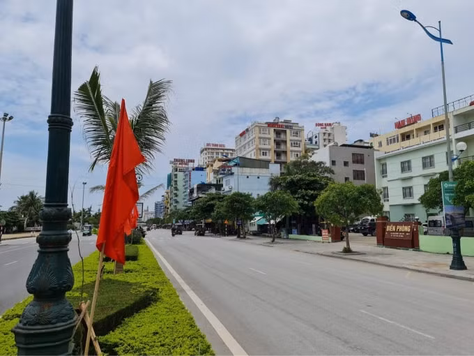 Chiều 30/4, đường phố ở Sầm Sơn không còn sôi động như hình ảnh cách đây 1 tuần. Sáng cùng ngày, Phó Chủ tịch UBND thành phố Sầm Sơn cho biết, theo khảo sát sơ bộ có khoảng hơn 30% khách đã hủy phòng đặt trước. Thực tế, đến chiều 30/4, nhiều khách sạn cho biết 2/3 số lượng khách đã không đến Sầm Sơn như lịch đặt phòng.