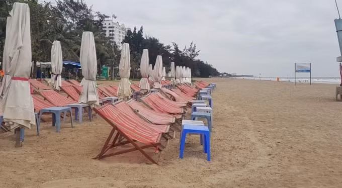Bãi biển Sầm Sơn vắng khách trong chiều 29/4. Ảnh: QD