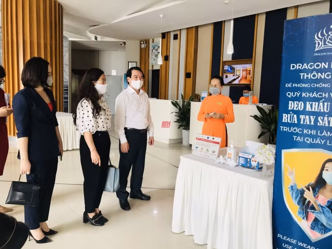 Lãnh đạo Tổng cục Du lịch kiểm tra hoạt động du lịch tại TP Sầm Sơn chiều 29/4. Ảnh: BTH