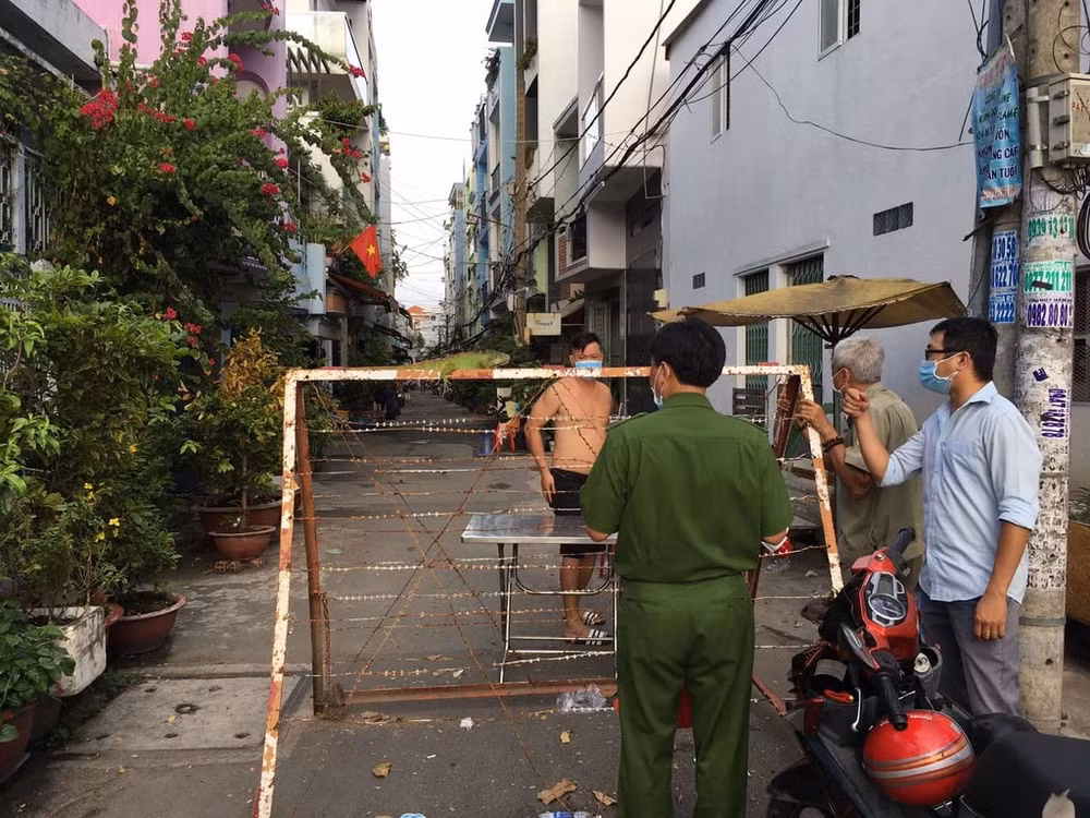 Liên quan đến trường hợp ca mắc số 2.910, lực lượng chức năng tiếp tục phong tỏa thêm một con hẻm tại đường Phan Đăng Giảng (KP2, phường Bình Hưng Hòa, quận Bình Tân, TP. HCM). Ảnh: TL