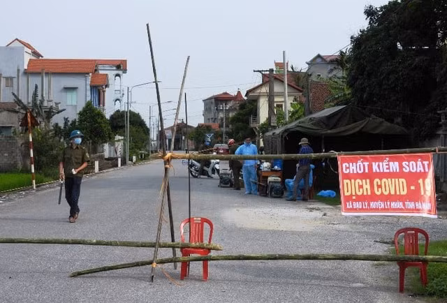 UBND tỉnh Hà Nam đã quyết định thiết lập vùng cách ly y tế đối với thôn Quan Nhân, xã Đạo Lý, huyện Lý Nhân phòng, chống dịch bệnh Covid-19 từ 17h ngày 29/4, thời gian cách ly là 28 ngày. Ảnh: dantri.vn