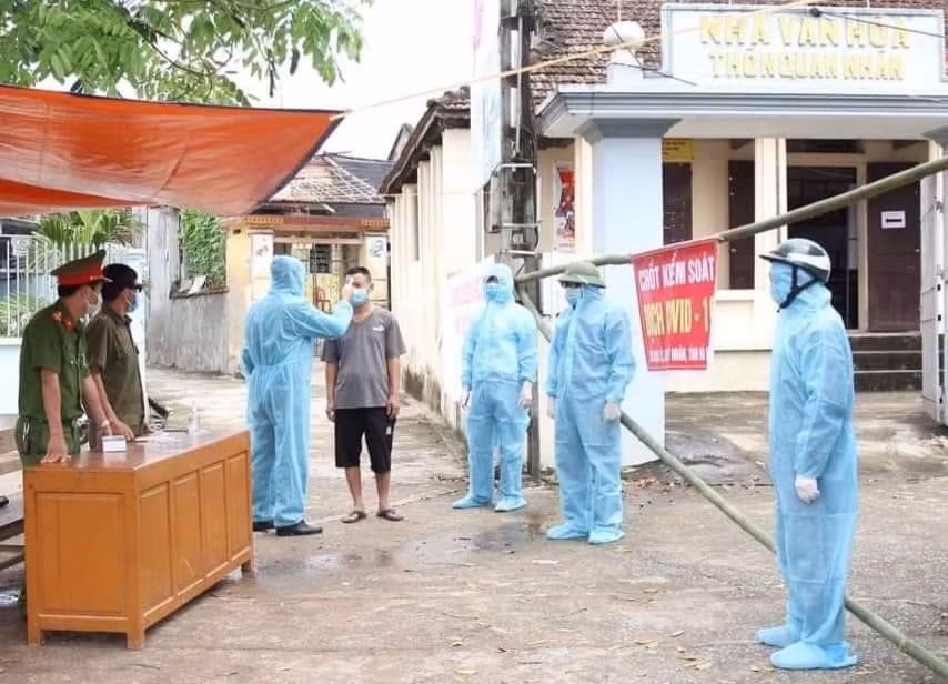Lực lượng chức năng tiến hành kiểm tra y tế, lấy mẫu xét nghiệm cho người dân thôn Quan Nhân, xã Đạo Lý. Ảnh: laodong.vn
