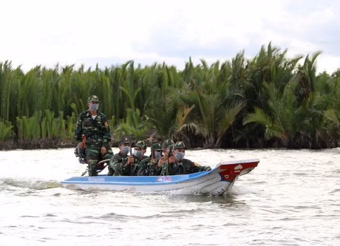Bộ đội Biên phòng tỉnh Kiên Giang tuần tra, kiểm soát dọc tuyến biên giới.
